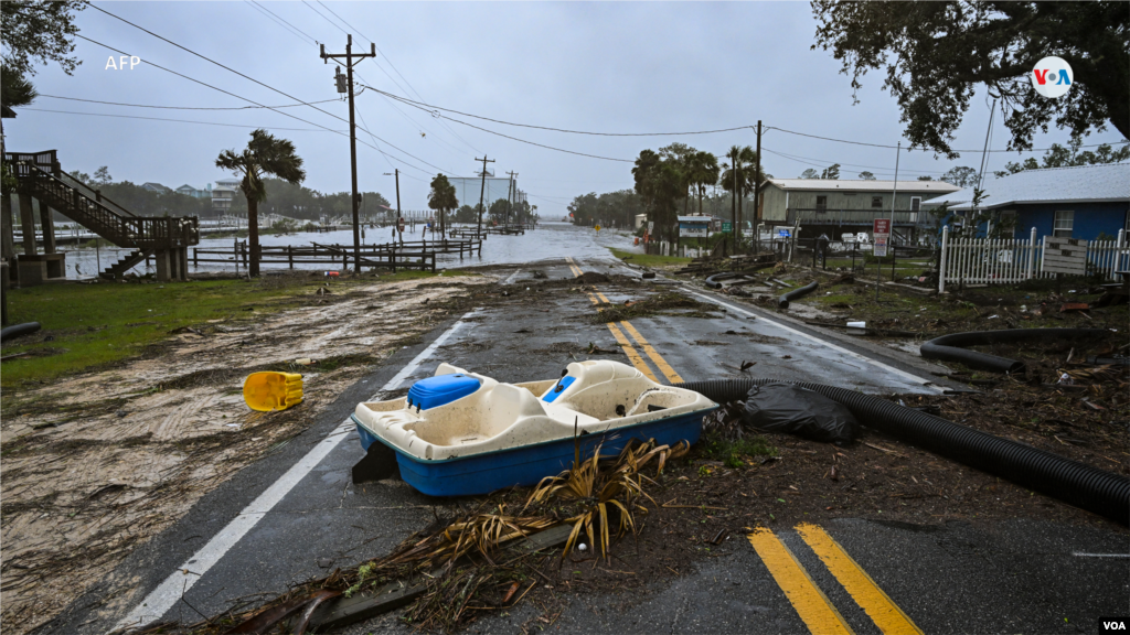 Una calle inundada cerca del puerto deportivo Steinhatchee, en Steinhatchee, Florida, el 30 de agosto de 2023, 