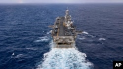 美國海軍“巴丹”號兩棲攻擊艦穿越大西洋。 （2023年7月20日）