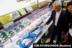 ราห์ม เอ็มมานูเอล เอกอัครราชทูตสหรัฐฯ ประจำญี่ปุ่น เยี่ยมตลาดปลาฮามาโนเอกิ จังหวัดฟุกุชิมา เพื่อสนับสนุนแผนการปล่อยน้ำจากโรงไฟฟ้านิวเคลียร์ที่ได้รับการบำบัดแล้วลงทะเล เมื่อวันที่ 31 ส.ค. 2023 [REUTERS]