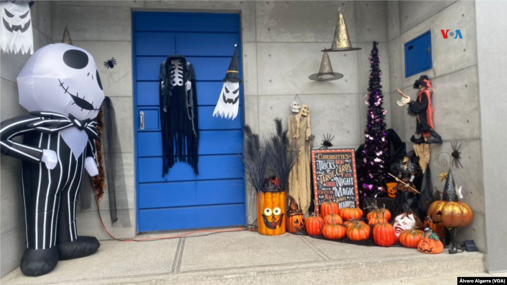 Fachada de una casa del este de Caracas decorada con diversas piezas alusivas a Halloween. En urbanizaciones cerradas y/o edificios se ha vuelto común que muchos vecinos se organicen para entregar caramelos a los niños.