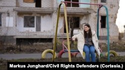 Mariia Sulialina, ganadora del premio internacional Defensora de los Derechos Civiles del Año, otorgado por Civil Rights Defenders, posa para una fotografía tomada por la organización, promotora del activismo por los derechos humanos.