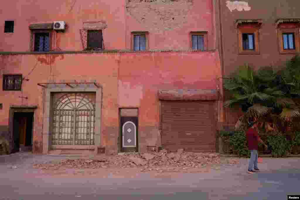 Un hombre pasa junto a un edificio dañado en Marrakech, tras el terremoto del 9 de septiembre de 2023.