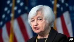 (ພາບ​ໃນ​ແຟ​ມ) ທ.ນ. Janet Yellen, ລັດ​ຖະ​ມົນ​ຕີ​ກະ​ຊວງ​ການ​ເງິນ ສ​ຫລ ກ່າວ​ຢູ່ມະ​ຫາ​ວິ​ທະ​ຍາ​ໄລ Johns Hopkins ໃນ​ວັນ​ທີ 20, 2023. ທ່ານ​ນາງ​ກ່າວ​ວ່າ​ບໍ​ລິ​ສັດ Fitch Ratings ຫຼຸດລະ​ດັບຄວາມ​ໜ້າ​ເຊື່ອ​ຖື​ທາງ​ການ​ເງິນຂອງລັດຖະບານສະຫະລັດລົງໃນ​ອາ​ທິດນີ້ ຍ້ອນ​ອີງ​ໃສ່ "ຂໍ່​ມູນ​ເກົ່າ." 