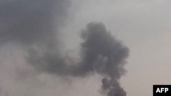 Moshi ukifuka katika wilaya ya Bahri huko Khartoum, tarehe 21 Juni 2023, muda mfupi baada ya muda wa usitishwaji wa mapigano kumalizika. Picha na AFP.
