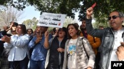 Plusieurs dizaines de journalistes ont protesté jeudi contre la condamnation d'un journaliste de Mosaïque FM et dénoncé l'instrumentalisation politique de la justice pour intimider et soumettre les médias.