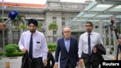 Mantan Menteri Transportasi Singapura S Iswaran (tengah) tiba di gedung pengadilan negara didampingi oleh kuasa hukumnnya, di Singapura, pada 18 Januari 2024. (Foto: Mark Cheong/The Straits Times/Handout via Reuters)