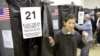 FILE - Seorang perempuan Amerika keturunan Asia meninggalkan tempat pemungutan suara setelah memberikan suaranya dalam pemilihan presiden AS di sebuah TPS di kompleks apartemen Confucius Plaza, Chinatown, New York, 2 November 2004. (MANDEL NGAN / AFP)