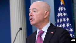 Sekretar za unutrašnju sigurnost Alejandro Mayorkas govori tokom brifinga za novinare 15. jula 2024. u Bijeloj kući u Washingtonu.