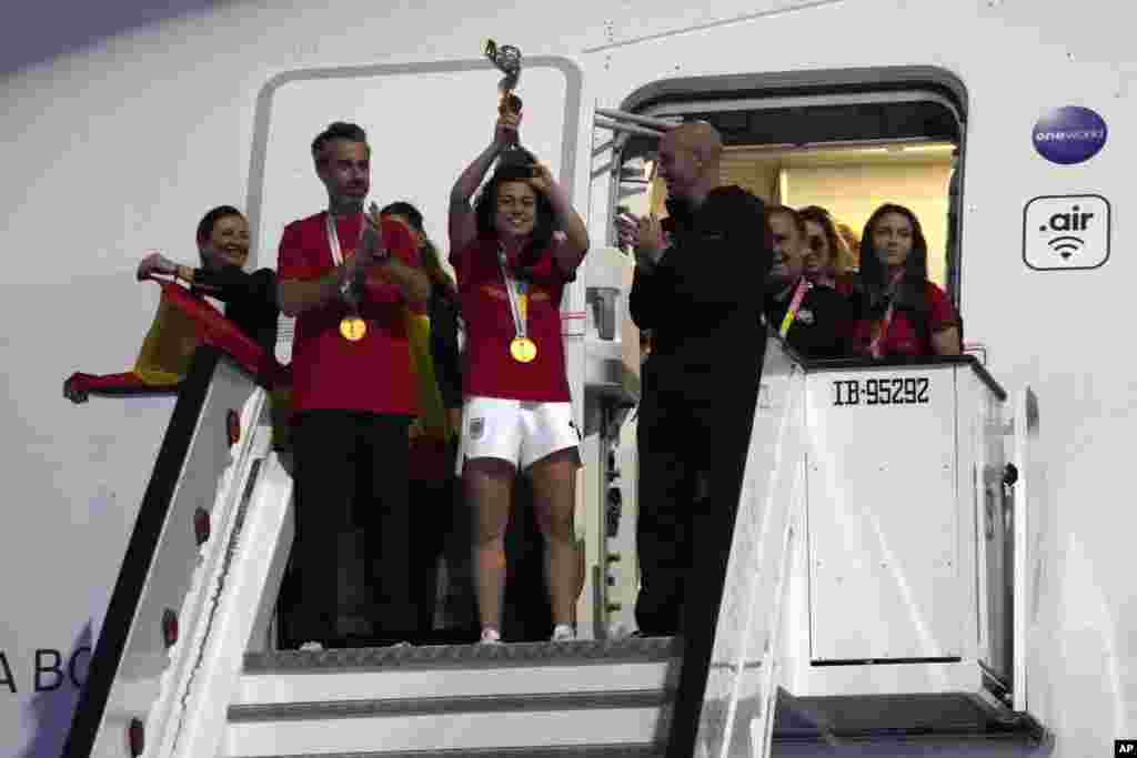 Al llegar al aeropuerto internacional de Barajas en Madrid, el lunes, la jugadora Ivana Andrés levantó el trofeo junto a otras integrantes del equipo.