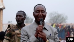 L'ancien président François Bozizé (à droite), chef du parti d'opposition centrafricain, prend la parole lors d'un rassemblement à Bangui, en République centrafricaine, le 24 novembre 2020.