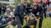 Демонстрант е влечен од полицајци за време на пропалестинските демонстрации во кампусот на берлинскиот „Free University“ во Берлин, Германија, 7 мај 2024 година.
