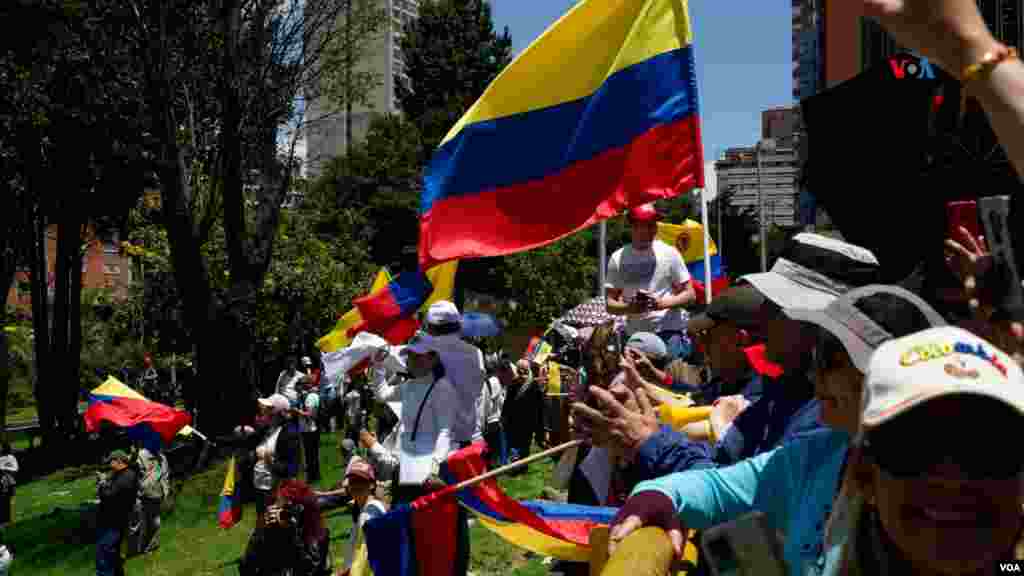 Los manifestantes se fueron congregando en el Parque Nacional y partieron hacia la Plaza de Bolívar donde se reunió el grueso de los protestantes en Bogotá.