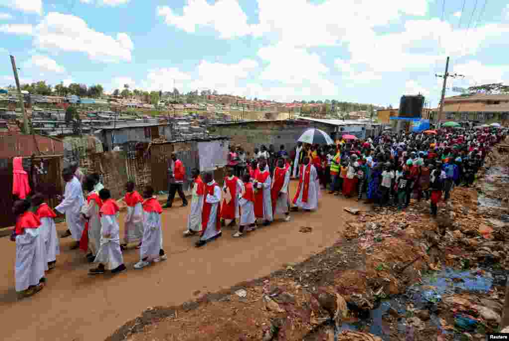 Devotos católicos de Kenia asisten a la recreación de la crucifixión de Jesucristo, durante la procesión del Viernes Santo en el asentamiento de Kibera en Nairobi, Kenia.