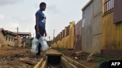 Armés de jerrycans et de bouteilles, de nombreux Camerounais se débrouillent comme ils peuvent pour se procurer de l'eau potable.