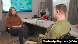 Kyrylo Budanov (derecha), jefe de la agencia de inteligencia militar ucraniana y Myroslava Gongadze de VOA en Kiev, Ucrania. 25 de febrero de 2023.
