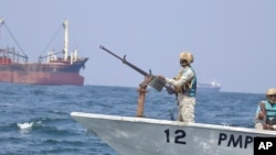 Polisi maritim menggelar patroli di Teluk Aden di lepas pantai Somalia, pada 26 November 2023. (Foto: AP/Jackson Njehia)