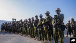 Polisi wa Kenya wakisimama kwenye kambi yao mjini Port-au-Prince wakati wa ziara ya waziri mkuu wa Haiti Garry Conille, Juni 26, 2024. Picha ya AP