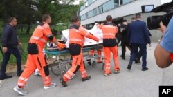 Hitna pomoć dovodi slovačkog premijera Roberta Fica u bolnicu u Banskoj Bistrici (Foto: AP/Jan Kroslak/TASR)