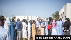 Des électeurs font la queue dans un bureau de vote à Nouakchott, en Mauritanie, le 13 mai 2023.