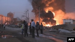Le feu a été circonscrit et maîtrisé lundi après-midi, mais de la fumée continue de s'échapper du site du sinistre et les pompiers sont toujours à pied d’œuvre mardi matin.