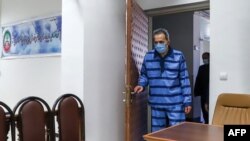 Jamshid Sharmahd, yang dituduh oleh pemerintah Iran sebagai pemimpin "kelompok teroris Tondar" yang berbasis di AS di balik serangan mematikan di Iran pada tahun 2008, tiba untuk menghadiri sidang pertama persidangannya di ibu kota Teheran pada 6 Februari 2022. (Foto: AFP)