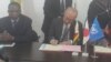 IZimbabwe Electoral Commission isinikwe imali yokuqhuba ukhetho. (VOA)
