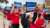 Sejumlah anggota serikat pekerja otomotif United Auto Workers menggelar aksi protes di dekat pabrik Stellantis di Detroit, Michogan, pada 23 Agustus 2023. (Foto: AP/Mike Householder)