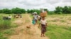 စစ်ကိုင်းတိုင်း ပုလဲမြို့နယ်အတွင်းက တိုက်ပွဲတွေကြောင့်ထွက်ပြေးတိမ်းရှောင်ရသူ ဒေသခံများ။ (ယခင်မှတ်တမ်းဓာတ်ပုံ)