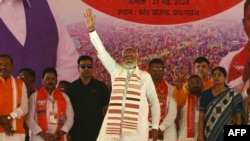 ভারতের প্রধানমন্ত্রী নরেন্দ্র মোদি (মাঝে) ২০২৪ সালের ২১ মে ভারতের উত্তরাঞ্চলের প্রয়াগরাজে তার নির্বাচনী প্রচারণা সমাবেশে ভারতীয় জনতা পার্টির (বিজেপি) সমর্থকদের অভিবাদন জানাচ্ছেন। 
