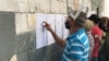 Un ciudadano ubica la mesa en la que le corresponde votar en las elecciones regionales y municipales celebradas en Venezuela en 2021.