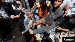 Warga Palestina membawa jenazah seorang anak yang ditemukan dari bawah reruntuhan sebuah rumah yang terkena serangan udara Israel di kamp pengungsi Nuseirat di Jalur Gaza tengah, Selasa 14 Mei 2024.