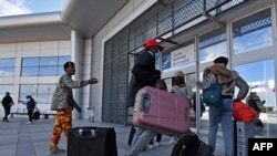 Ces derniers mois, les conditions de vie des migrants subsahariens se sont détériorées quand ils ont été chassés de grandes villes tunisiennes comme Sfax. 