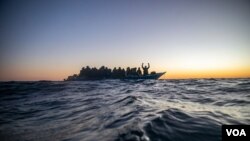 Wahamiaji kutoka mataifa tofauti wakiwa kwenye boti katika bahari ya Mediterranean. picha ya maktaba.