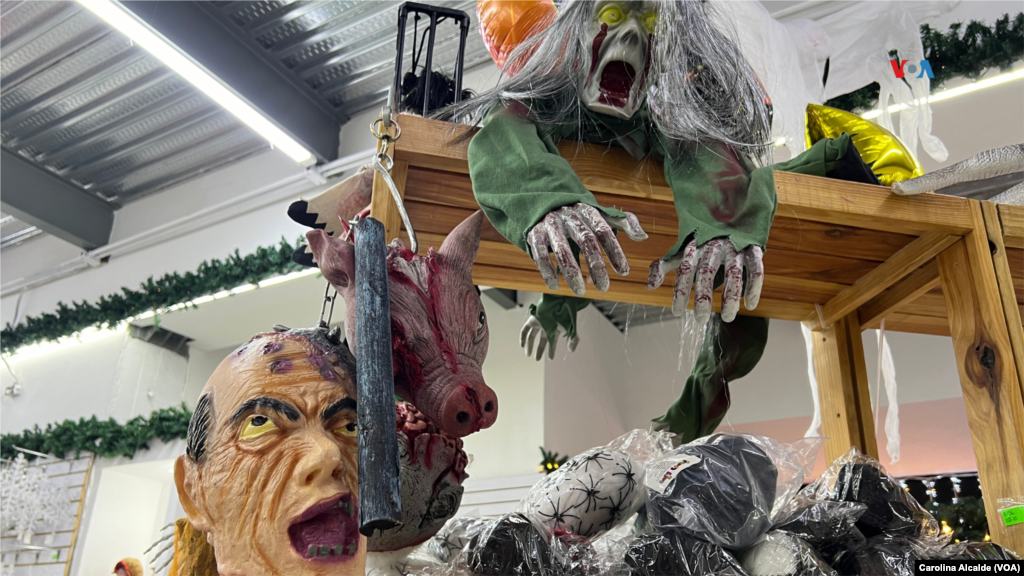 Vendedores relatan que, en esta temporada, aumentan las ventas y que las piezas decorativas, así como los disfraces son los artículos más solicitados.