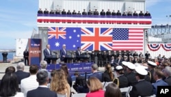 S lijeva, australijski premijer Anthony Albanese, američki predsjednik Joe Biden i britanski premijer Rishi Sunak govore na AUKUS događaju u pomorskoj bazi Point Loma u San Diegu, Kalifornija, 13. marta 2023.
