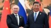 Arhiva: Ruski predsednik Vladimir Putin rukuje se sa kineskim predsednikom Ši Đinpingom tokom sastanka na samitu Foruma inijative Pojas i put, u Pekingu, Kina, 18. oktobra 2023.
