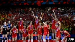 Filenin Sultanları, geçen yıl Japonya’daki Olimpiyat elemelerinde oynadığı altı karşılaşmayı da kazanarak Paris 2024 Olimpiyatları’na katılmaya hak kazanmıştı.