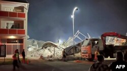 Un bâtiment à plusieurs étages en construction dans la ville côtière de George en Afrique du Sud s'est effondré le 6 mai 2024, emprisonnant environ 48 travailleurs dans les décombres, a indiqué la mairie.