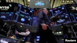 FILE: Para pialang saham di lantai Bursa Efek New York (NYSE), New York, AS, 16 Maret 2023. (REUTERS/Brendan McDermid)