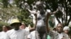 Sanamu la msichana mjamzito lililoko Nairobi, Mchongaji wa sanamu hilo Jens Galschiot, alisema ni upinzani dhidi ya msimamo wa Kanisa Katoliki linalopinga uzazi wa mpango. Picha na Reuter/ Antony Njuguna. 
