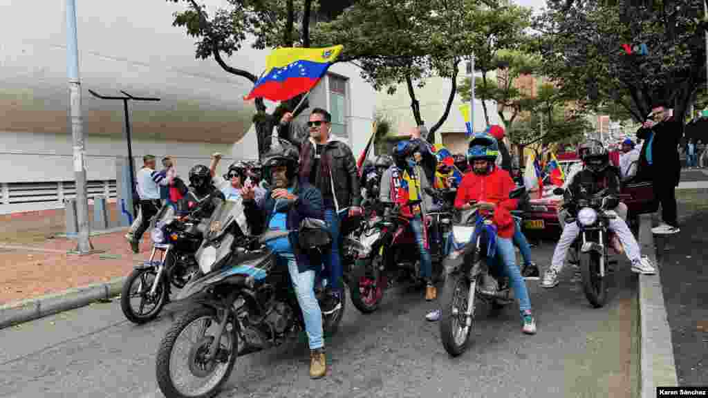 Un grupo de motorizados que trabaja con domicilios en la ciudad se unió a la caravana que caminaba, haciéndose sentir con pitos y cantos.