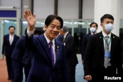 Wakil Presiden Taiwan William Lai melambai di dalam Bandara Internasional Taoyuan setelah perjalanannya ke Amerika Serikat dan Paraguay, di Taoyuan, Taiwan, 18 Agustus 2023. (Foto: Reuters)