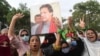 Para pendukung dan aktivis Partai Pakistan Tehreek-e-Insaf (PTI) berdemo untuk memprotes penahanan mantan perdana menteri Pakistan Imran Khan, di Karachi, Minggu, 27 Agustus 2023. (Foto: Arif Hassan/AFP)