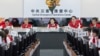 台湾总统蔡英文在台北的中央灾害应变中心主持救灾会议。（2024年4月3日）