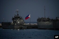 南中国海中业岛附近停泊的飘有菲律宾国旗的菲海军舰只。 （2023年4月21日）