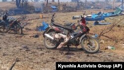 စစ်ကိုင်းတိုင်း၊ ကန့်ဘလူမြို့နယ်၊ မလည်တိုက်နယ်အတွင်းက ပဇီကြီးကျေးရွာ ဗုံးကျဲတိုက်ခိုက်ခံရအပြီးမြင်ကွင်း (ဧပြီ ၁၁၊ ၂၀၂၃)
