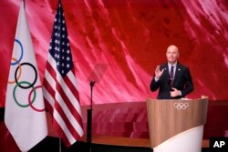 Gubernur Utah Spencer Cox berbicara tentang pencalonan Salt Lake City untuk menjadi tuan rumah Olimpiade Musim Dingin 2034, pada sidang IOC ke-142 di Olimpiade Musim Panas 2024 di Paris, Prancis, Rabu, 24 Juli 2024. (David Goldman/AP)