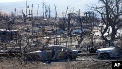 Rumah dan mobil yang hancur, Minggu, 13 Agustus 2023, di Lahaina, Hawaii. (Foto: AP/Rick Bowmer)