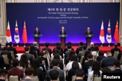 27일 윤석열 한국 대통령과 기시다 후미오 일본 총리, 리창 중국 총리가 한국 서울에서 열린 3국 정상회의 후 공동 기자회견을 갖고 있다.