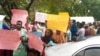Les agriculteurs qui ont poursuivi les soldats de Jaji devant la Haute Cour de l'État de Kaduna. (VOA/Isah Lawal Ikara)